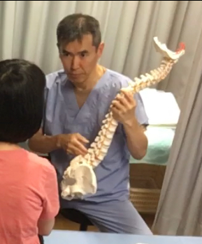 患者様（E様）に背骨の状態を説明しております。 芝下（しばした）鍼灸整骨院